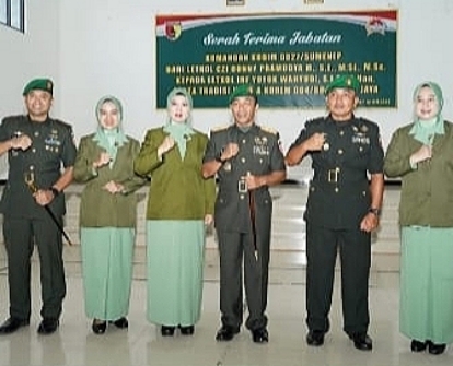 Foto Bersama Danrem 084/BJ Brigjen TNI Yusman Madayun Usai Sertijab Dandim 0827/Sumenep, Rabu (15/05/2024)
