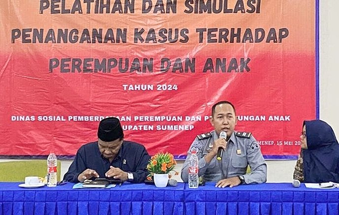 Hadari Perwakilan Rutan Sumenep Saat Memberikan Pemaparan Di Acara Pelatihan dan Simulasi Penanganan Kasus Perempuan dan Anak