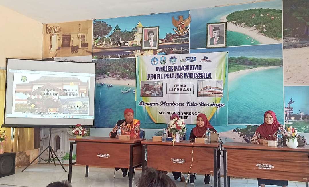 Pustakawan Muda Dinas Perpustakaan dan Kearsipan Sumenep, Drs. Syaiful Bahri Saat Memberikan Sambutan Di Acara Perpustakaan Keliling di SLB Negeri Saronggi