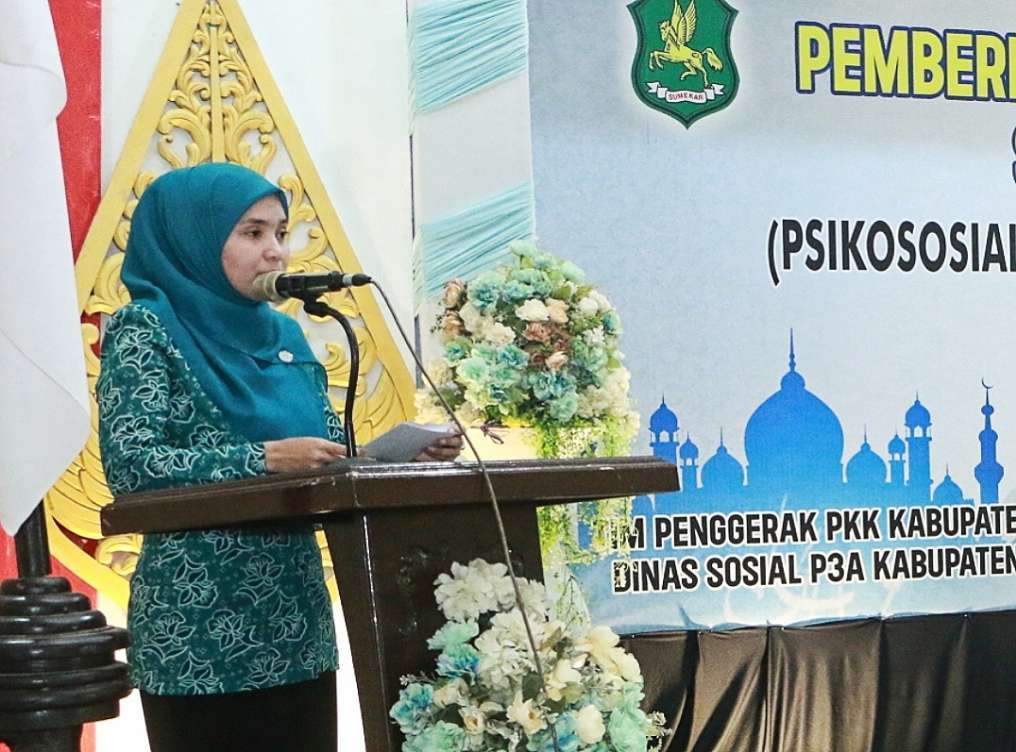Ketua TP PKK Kabupaten Nia Kurnia Fauzi Saat Memberikan Sambutan Pada Acara Psikososial dan Santunan Anak Yatim, Jum'at (17/05/2024)