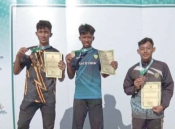 Siswa SMA Negeri Ambunten Kabupaten Sumenep, Faiz Masykur Sangat Menerima Medali Perak Pada Kejurda Atletik Jatim Open Nasional Nomor Lempar Lembing Putra