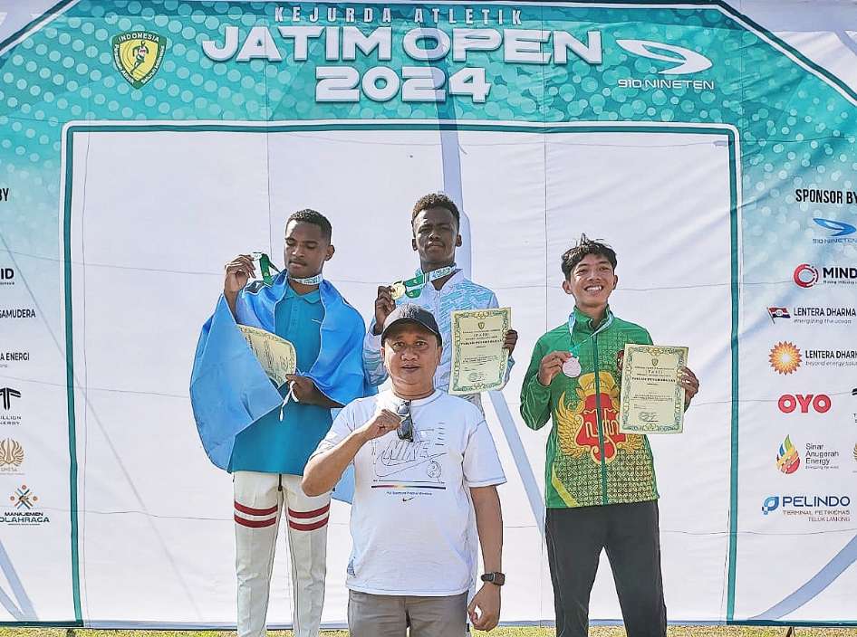 Ketua KONI Sumenep Sutan Hadi Tjahyadi, SH Saat Bersama Dua Atletnya