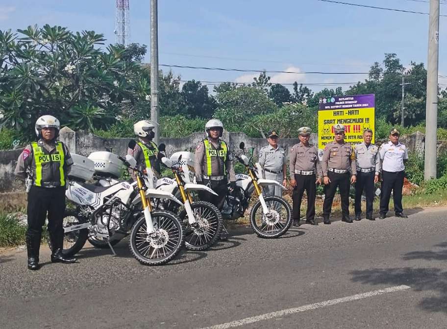 Satlantas Polres Sumenep Bersama LLAJJR Pasang Papan Himbauan di Jalur Black Spot. Rabu (22/07/2024)