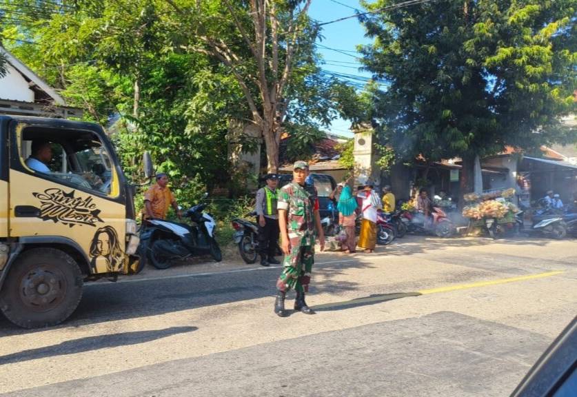 Pastikan Lancar Aman Terkendali, Babinsa Bluto Bantu Atur Lalu Lintas