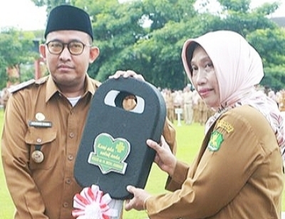 Bupati Sumenep Achmad Fauzi Wongsojudo, SH, MH Saat Memberikan Secara Simbolis Kunci Mobil Ambulance dari BPRS Bhakti Sumekar Sumenep Beberapa Waktu Yang Lalu