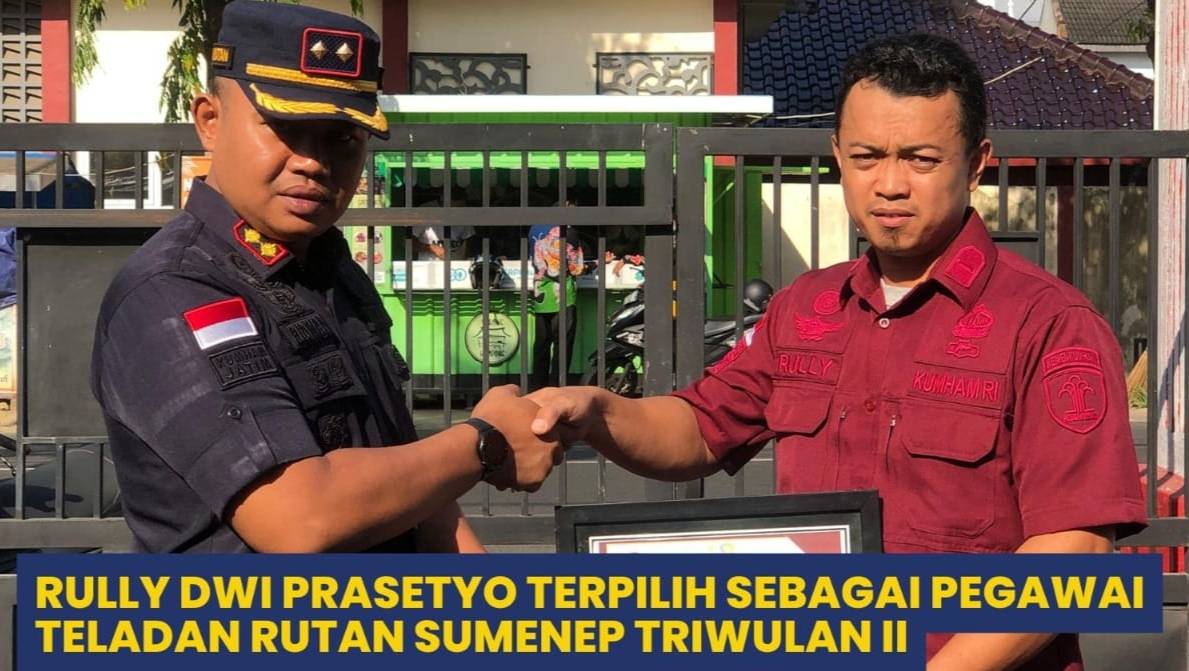 Karutan Sumenep, Ridwan Susilo Amd, IP, MM Saat Memberikan Penghargaan Pegawai Teladan Triwulan ke II Tahun 2024 Kepada Rully Dwi Prasetyo