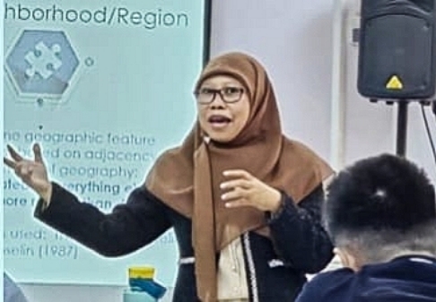 Ketua LPPM UNIJA Anik Anekawati Saat Memberikan Presentasi di University Teknologi MARA Malaysia