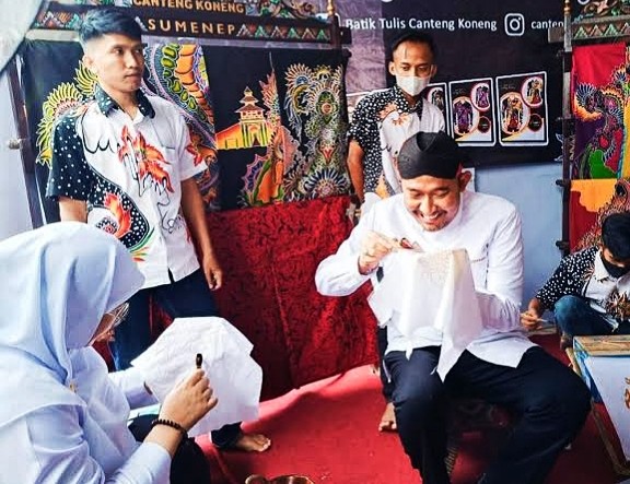 Bupati Achmad Fauzi Wongsojudo Saat Mengunjungi Sentra UMKM Batik Canteng Koneng