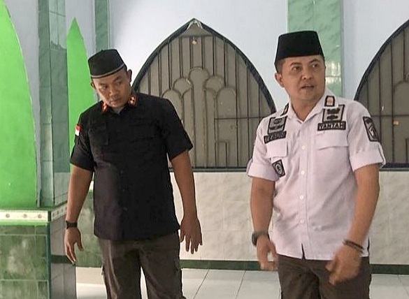 Karutan Sumenep Ridwan Susilo Amd IP MM Didampingi Kasubsi Pelayanan Tahanan Rutan Teguh SH saat Meninjau Renovasi Masjid An-Nur Rutan setempat, Senin (27/05/2024)