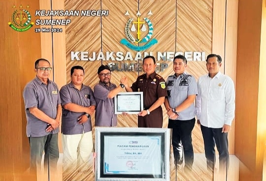 Jelang Pindah Tugas ke Kejagung, Kajari Trimo dapat Penghargaan dari SMSI Sumenep