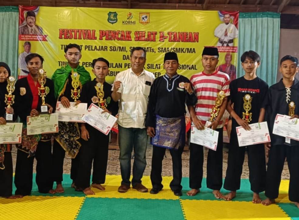 Ketua PSN Perisai Putih Sumenep, Imam Syafi'i Bersama Juara Putra Pencak Silat