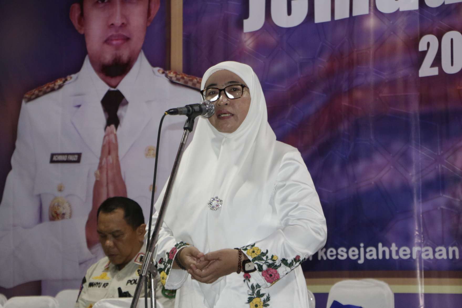 Wabup Sumenep Hj Dewi Khalifah, SH, MH, MPdi Saat Memberikan Sambutan Pada Pelepasan Keberangkatan CJH Sumenep Menuju Asrama Haji Sukolilo Surabaya, Jum'at (07/06/2024)