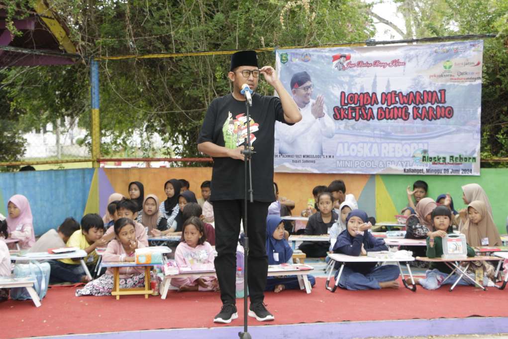 Bupati Sumenep Achmad Fauzi Wongsojudo, SH, MH Saat Membuka Lomba Mewarnai Sketsa Wajah Bung Karno di Kolam Renang Aloska PT Garam Kalianget, Minggu (09/06/2024)
