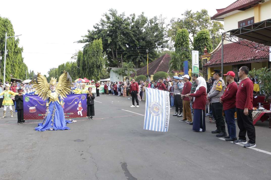 Wabup Sumenep Hj Dewi Khalifah, SH, MH, MPdi Saat Melepas Festival Drumband se-Madura 2024, Senin (24/06/2024)