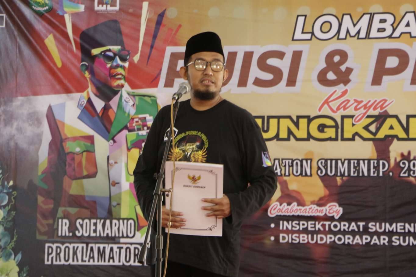 Bupati Sumenep Achmad Fauzi Wongsojudo, SH, MH Suara Bergetar Saat Membacakan Puisi Hasil Karya Sendiri di Event Lomba Baca Puisi dan Pidato Karya Bung Karno, Jum'at (29/06/2024)