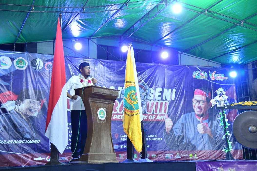 Bupati Sumenep Achmad Fauzi Wongsojudo, SH, MH Saat Membuka Pekan Seni Madura UKM Sanggar Lentera STKIP PGRI Sumenep di Lapangan Timur GOR A Yani Panglima Sumenep, Jum'at 31 Mei 2024 malam