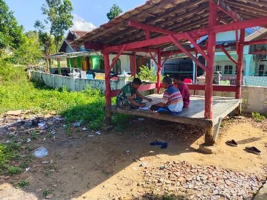 Update Data Wilayah, Babinsa Guluk-Guluk Sempatkan Komsos Serta Pendataan Dengan Tokoh Masyarakat