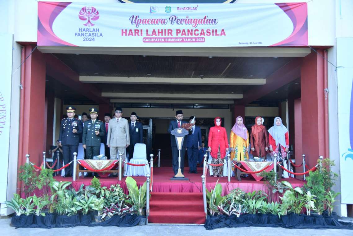 Bupati Sumenep Achmad Fauzi Wongsojudo, SH, MH Saat Memimpin Upacara Peringatan Harlah Pancasila 2024 di Lapangan Kantor Pemkab Sumenep, Sabtu (01/06/2024)