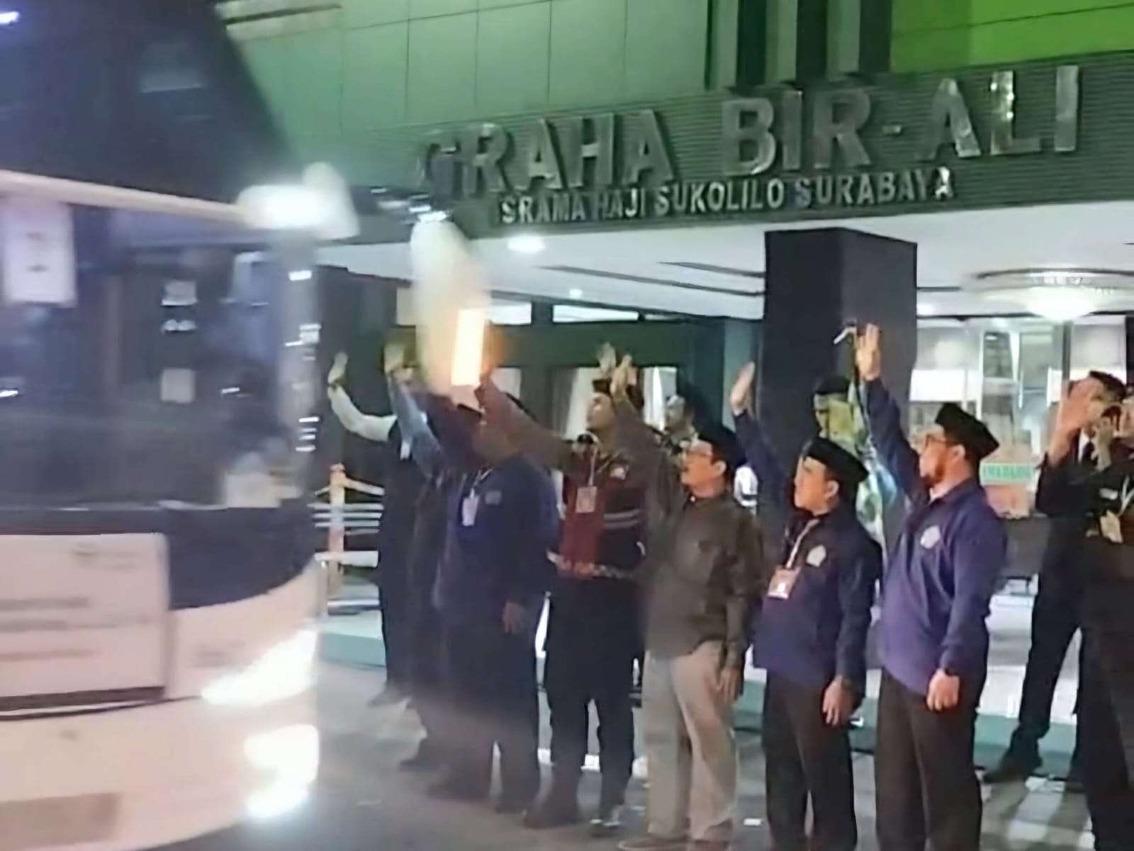 Kepala Kantor Kemenag Sumenep KH Abdul Wasid, MPd Didampingi Kasi Penyelenggaraan Haji dan Umrah (PHU) Mohammad Qois Saat melepas Jamaah Haji Sumenep