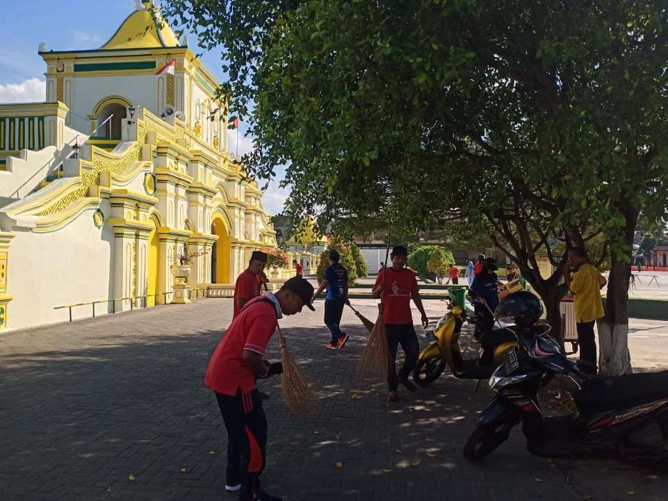 Suasana ASN Rutan Sumenep Bersama WBP Gotong Royong Bersihkan Masjid Agung Sumenep