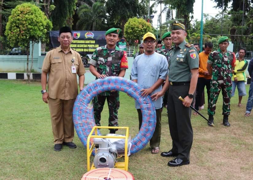 Kodim Sumenep Distribusikan 85 Pompa Brigade Alinstan Kepada Kelompok Tani, Senin (10/06/2024)