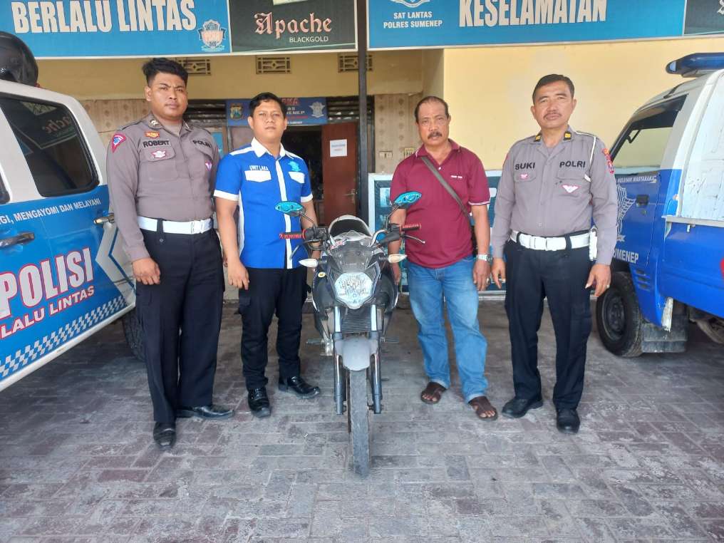 Kanit Gakkum Satlantas Polres Sumenep IPTU Moh. Suki, SH Bersama Barang Bukti Sepeda Motor