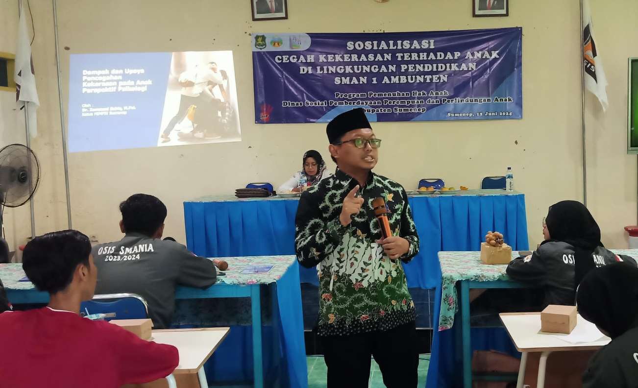 Ketua HIMPSI Cabang Sumenep Dr. KH. Zamzani Sabiq MPsi Saat Memaparkan Dampak Psikologis Kekerasan Terhadap Anak di Acara Kegiatan Sosialisasi di SMAN 1 Ambunten Sumenep, Rabu (12/06/2024)