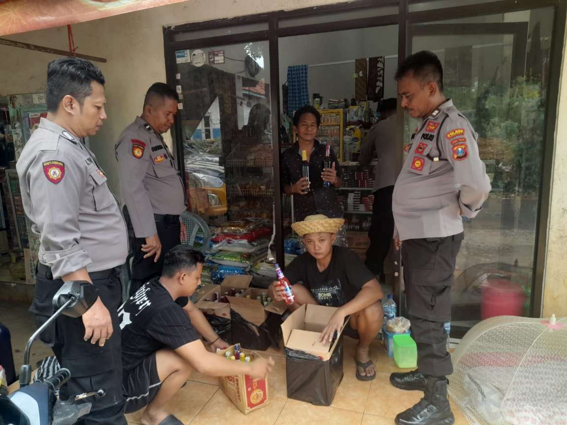 Sat Samapta Polres Sumenep Gelar Razia Warung di Wilayah Talango, Puluhan Botol Miras dan Satu Orang Diamankan