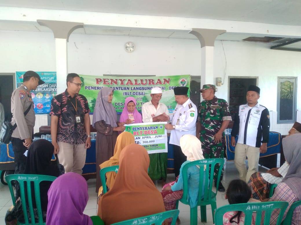 Pastikan Tepat Sasaran, Babinsa Ganding Kawal Penyaluran BLT. Rabu (12/06/2024)