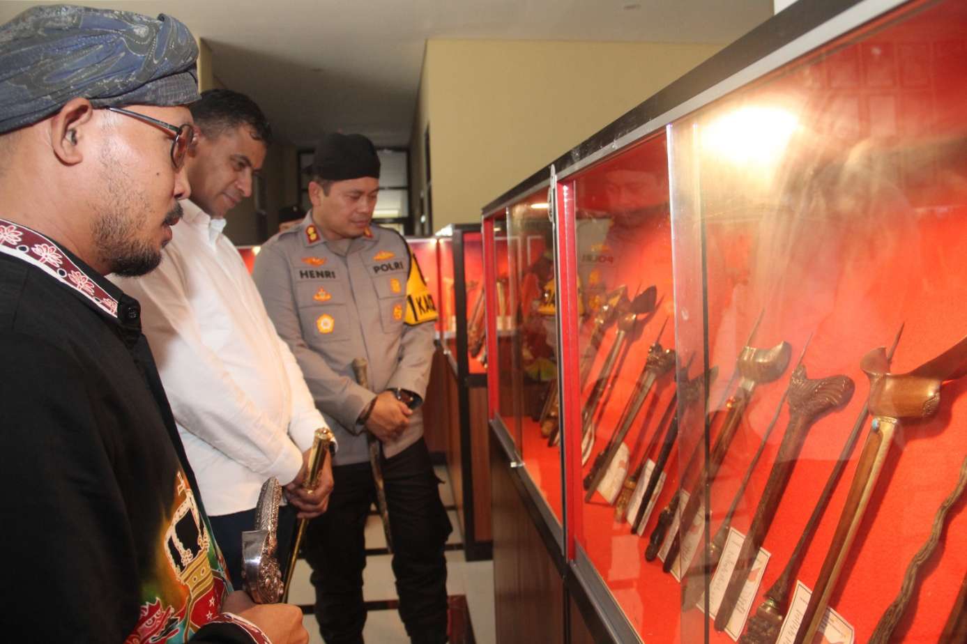 Kapolres Sumenep AKBP Henri Noveri Santoso, SH, SIK, MM Diacara Pameran Keris dan Batu Akik se-Indonesia, Sumenep, Kamis (13/06/2024)