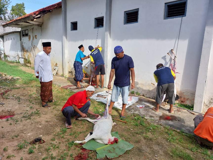 Suasana Penyelembian Hewan Qurban di Kantor Rutan Sumenep, Senin (17/06/2024)