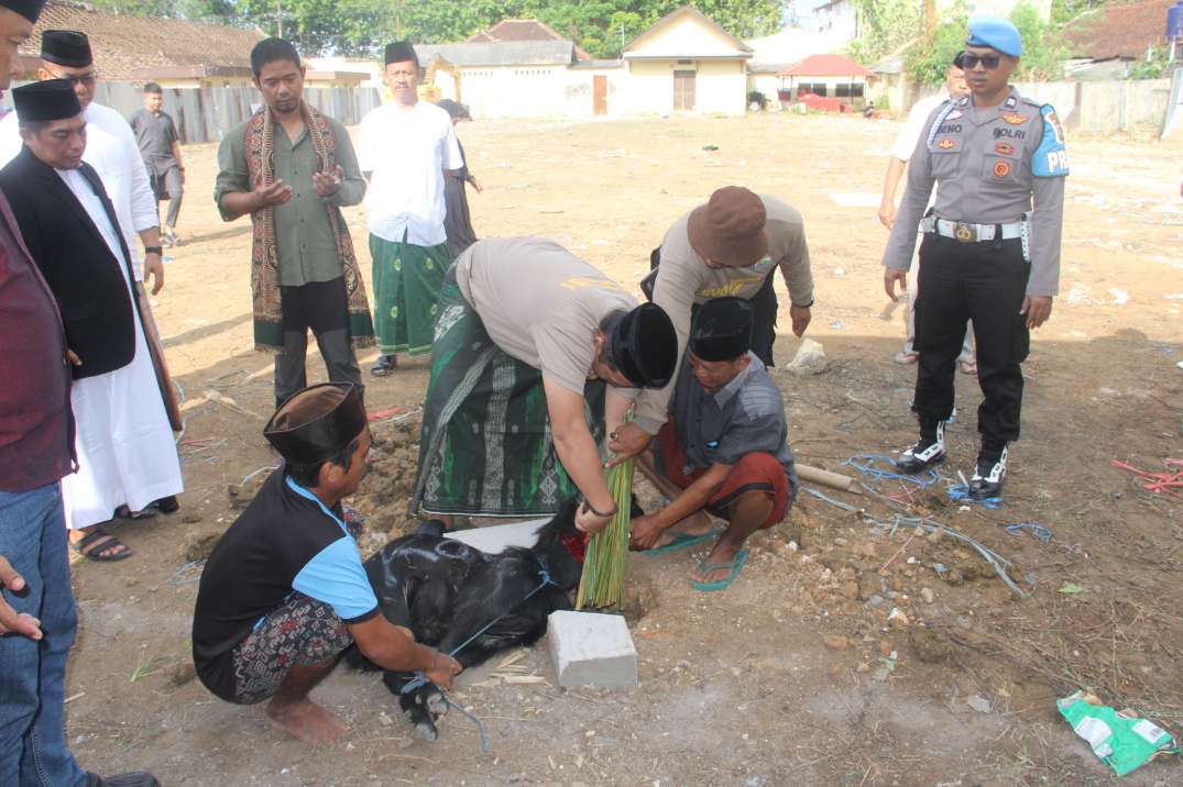 Bagikan Daging Qurban Wujud Kepedulian Polres Sumenep Untuk Masyarakat Kurang Mampu