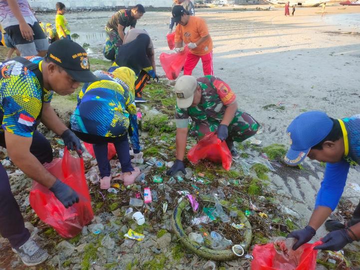 Aksi Babinsa Sepudi Bersama Warga Lakukan Bersih Pantai