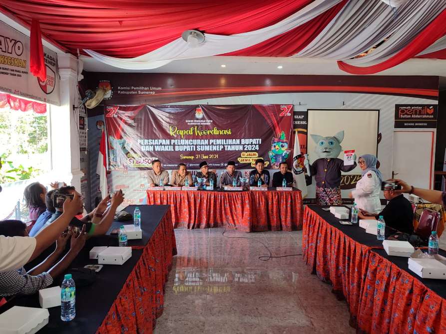 Gelar Rakor Pilkada Bersama Awak Media, KPU Sumenep Perkenalkan Maskot Pilkada Sumenep 