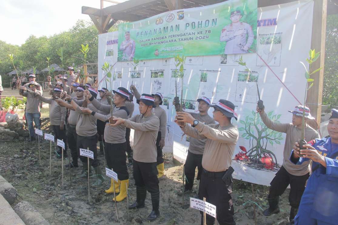 Sambut HUT Bhayangkara Ke-78, Polres Sumenep tanam 1.000 Pohon Mangrove di Pantai Kedatim Saronggi