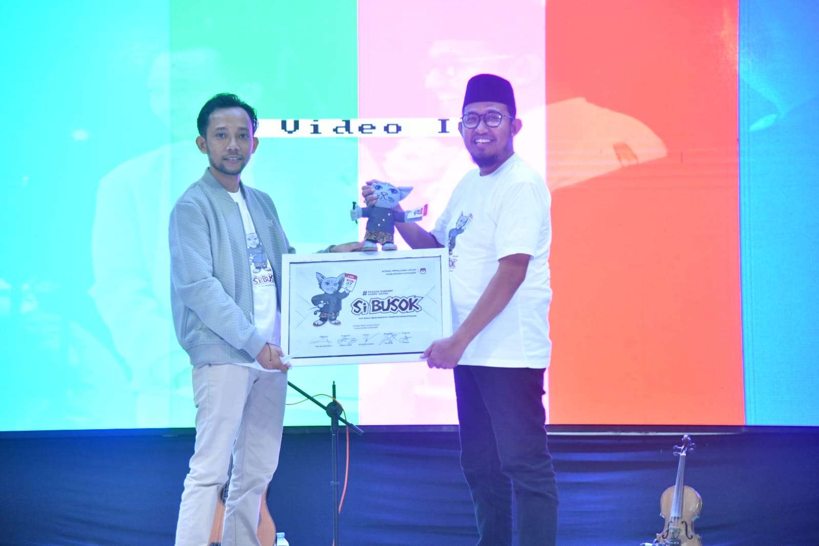 Ketua KPU Sumenep Nurussyamsi Bersama Bupati Achmad Fauzi Wongsojudo Saat Peluncuran Pilkada Sumenep 2024, Sabtu (29/06/2024) malam
