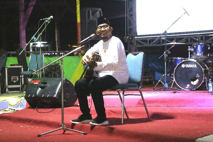 Bupati Sumenep Achmad Fauzi Wongsojudo, SH, MH Saat Bernyanyi di Festival Musik Cafe di Kecamatan Kalianget, Sabtu (08/06/2024)