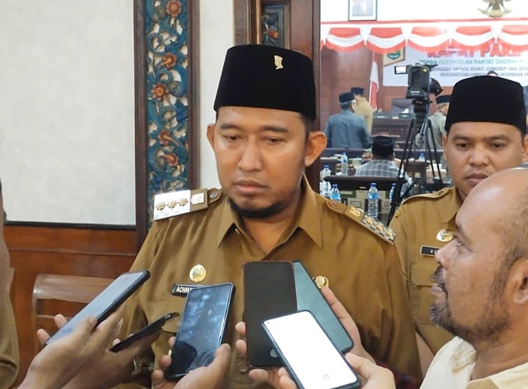 Bupati Achmad Fauzi Wongsojudo, SH, MH Saat Dikonfirmasi Sejumlah Awak Media Usai Dirinya Menghadiri Rapat Paripurna DPRD Sumenep, Senin (03/06/2024)