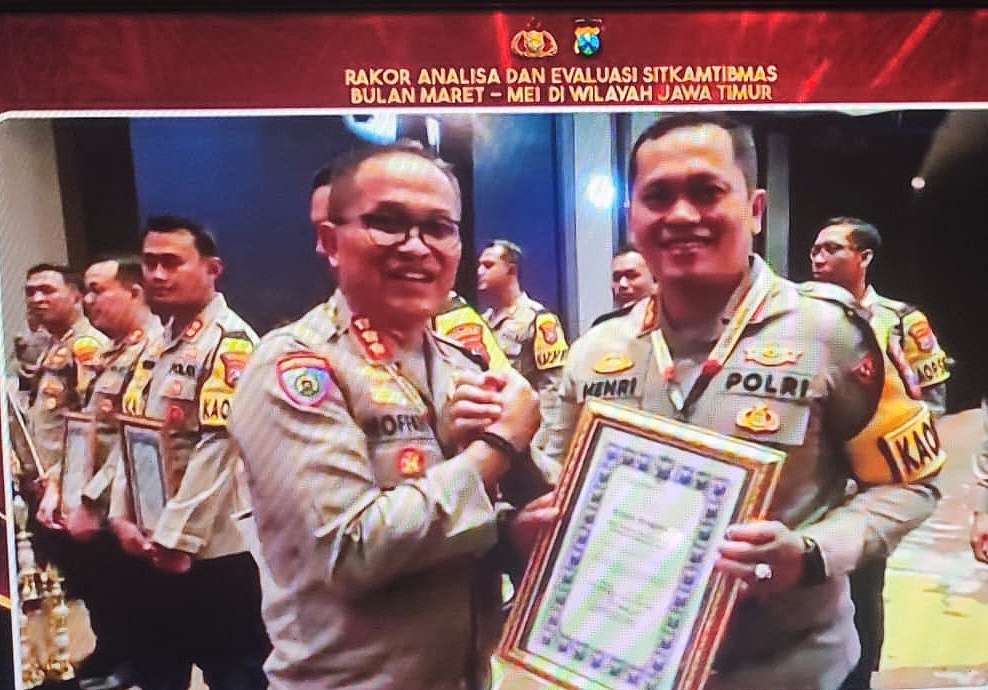 Kapolres Sumenep AKBP Henri Noveri Santoso, SH, SIK, MM Saat Menerima Penghargaan Dari Polda Jatim