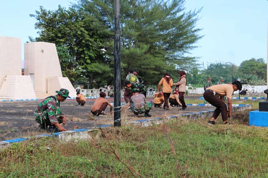 Karya Bakti Kolaborasi, TNI di Sumenep Bersihkan TMP Jokotole Sumenep
