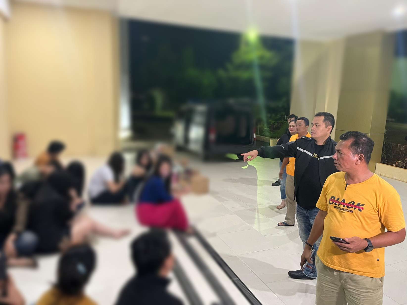 34 Pengunjung dan Puluhan Dos Berisi Miras Diamankan Polres Sumenep saat Razia Cafe Mr. Ball dan Lotus