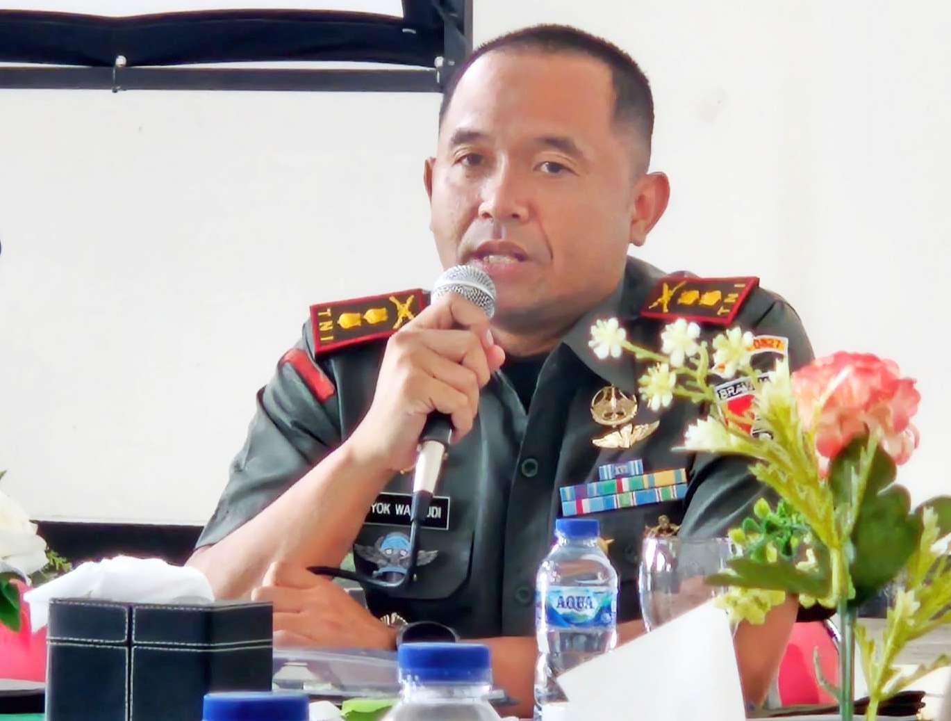 Dandim Sumenep Letkol Inf Yoyok Wahyudi, SIP, M.Han Saat Memberikan Sambutan di Acara Komunikasi Sosial Bersama dengan Awak Media di Aula Makodim 0827/Sumenep, Senin (10/06/2024)