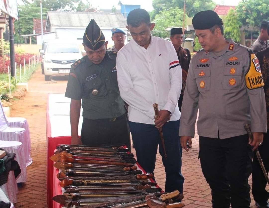 Kasdim 0827/Sumenep Apresiasi Gelaran Festival Keris dan Batu Akik di Polres Sumenep, Kamis (13/06/2024)