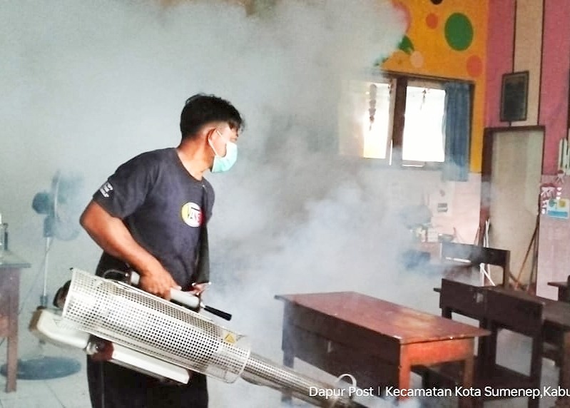 Petugas Foging Puskesmas Pandian Saat memberantas Nyamuk Penyebab Demam Berdarah Dengue (DBD)