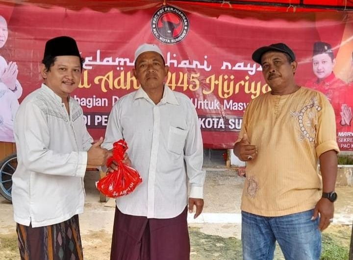 Ketua PAC PDI-P Kecamatan Kota Sumenep Saat Memberikan Daging Qurban, Senin (17/06/2024)
