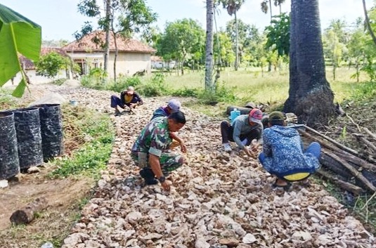 Babinsa Batuputih Bantu Pembuatan Jalan Makadam di Sergang, Sabtu (22/06/2024)