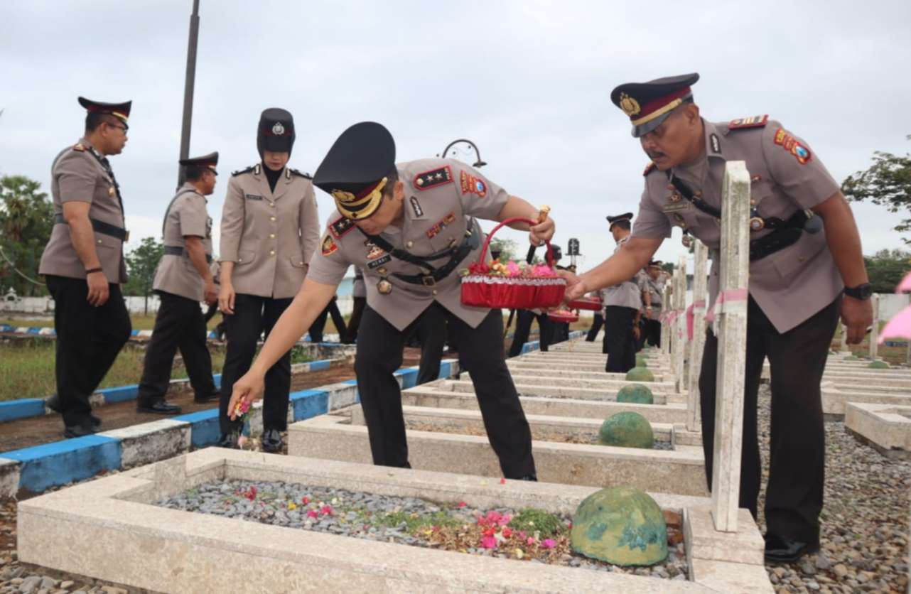 Kapolres Sumenep AKBP Henri Noveri Santoso, SH, SIK, MM Didampingi PJU Polres Sumenep di Acara Ziarah Kubur dan Tabur Bunga, Senin (24/06/2024)