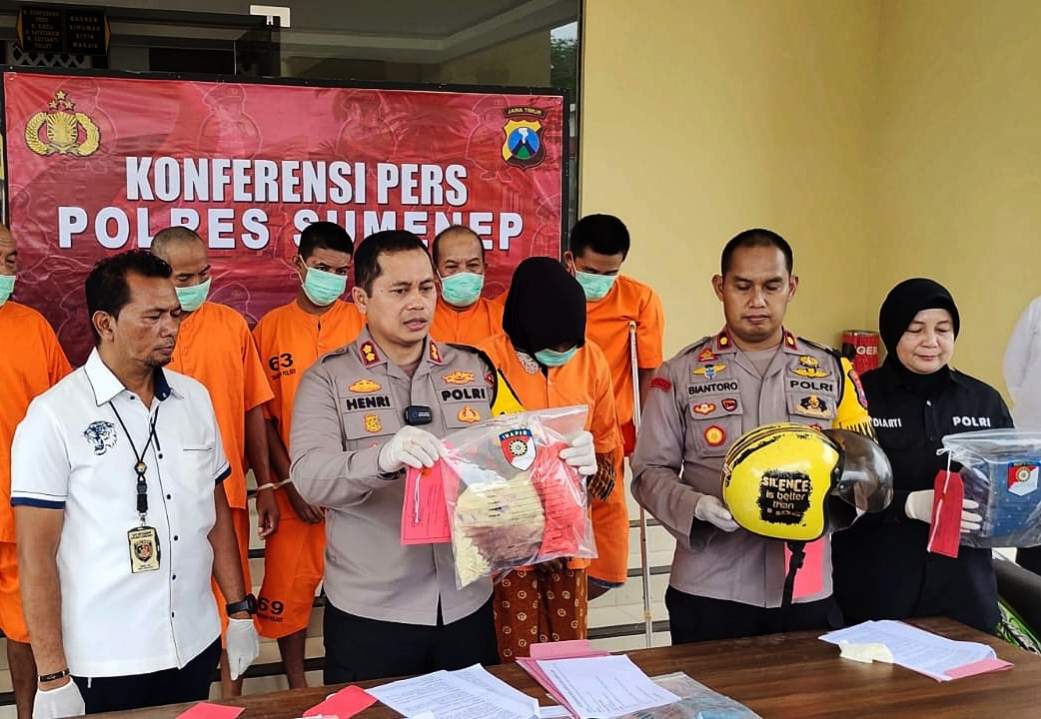 Kapolres Sumenep Didampingi Wakapolres, Kasi Humas dan Kanit Resmob Satreskrim Polres Sumenep Saat Gelar Pers Release di Mako Polres Sumenep, Senin (24/06/2024)