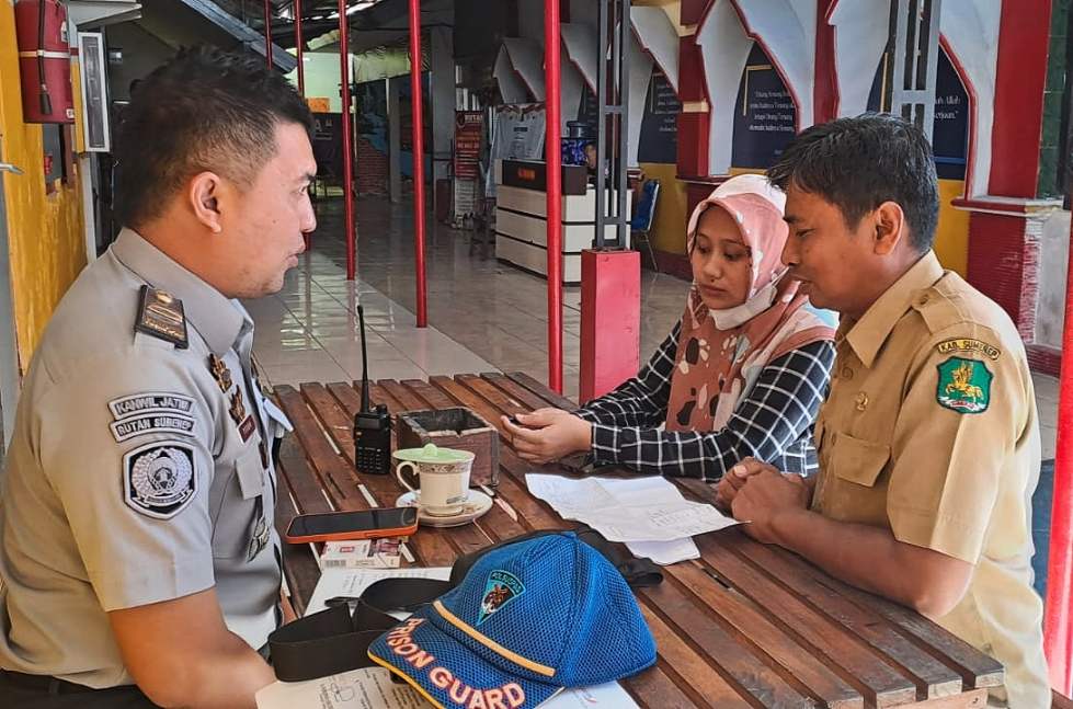 Kasubsi Pelayanan Tahanan Kelas IIB Sumenep Teguh Saat Menerima Kunjungan dari Tim Diskan Kabupaten Sumenep 