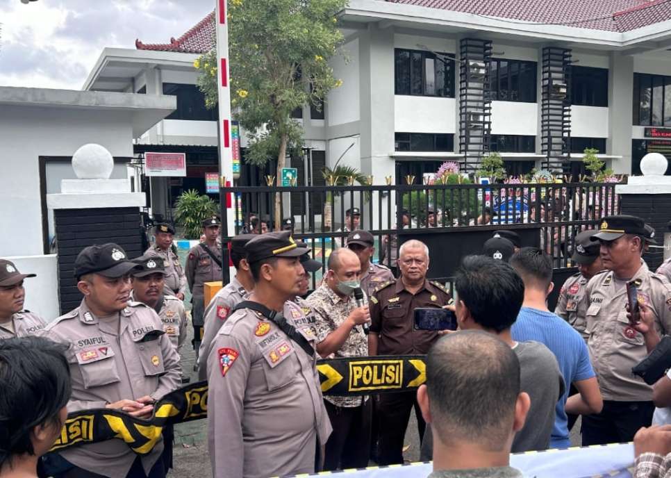 Kasubag Dal Ops Polres Sumenep IPTU Miftahol Rahman Saat Memimpin Pengamanan Aksi Unras Sumenep Forum ke Kantor Kejari Sumenep, Rabu (26/06/2024)